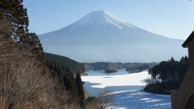 凍った田貫湖と富士