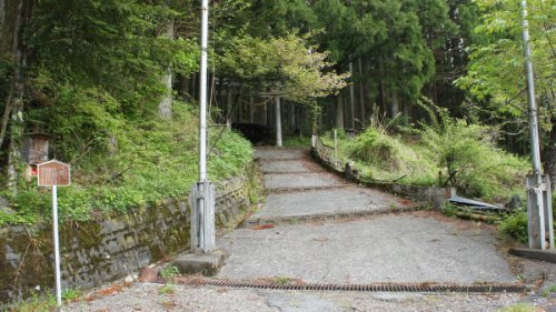 諏訪神社の山門に入る